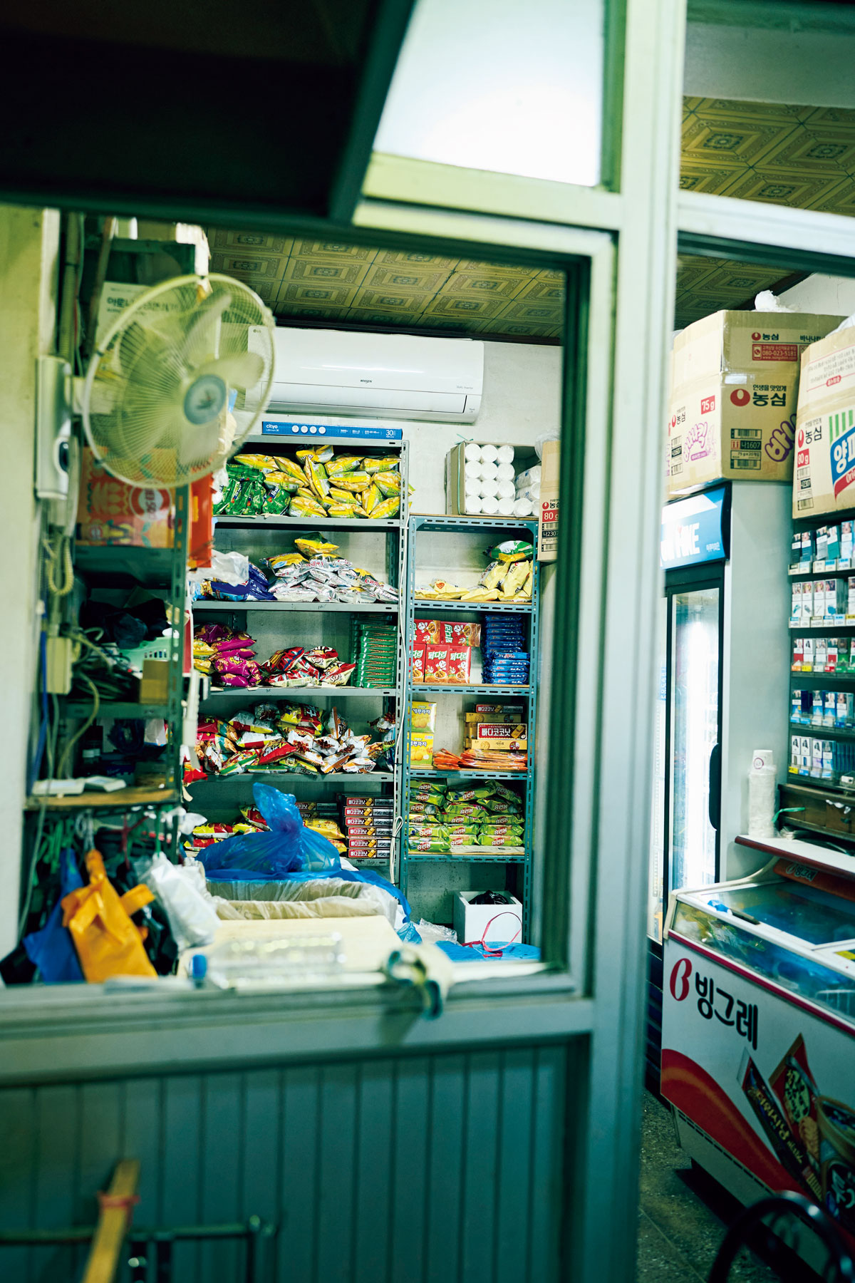 お菓子やカップラーメン、たばこなども販売