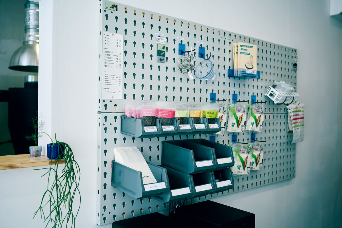 有孔ボードを使ったディスプレイ棚