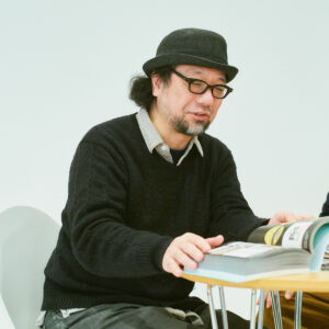 グラフィックデザイナーの岡田崇