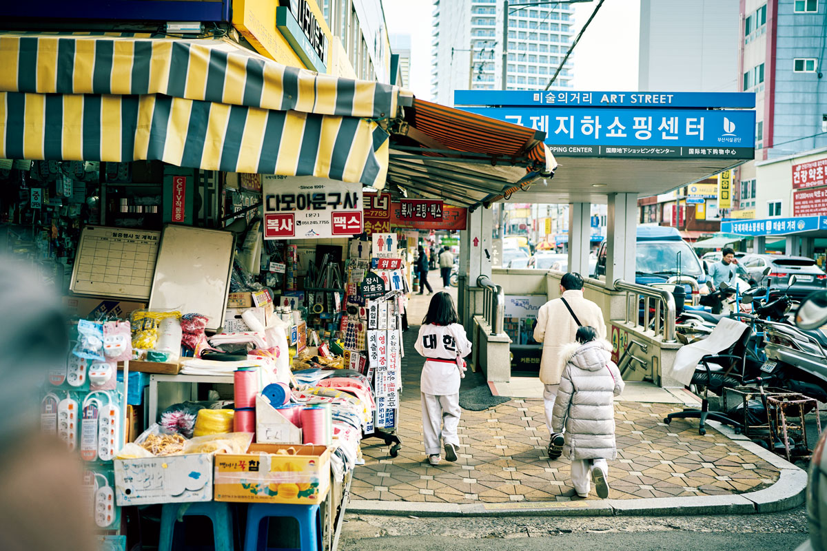地元の人たちの買い物の様子