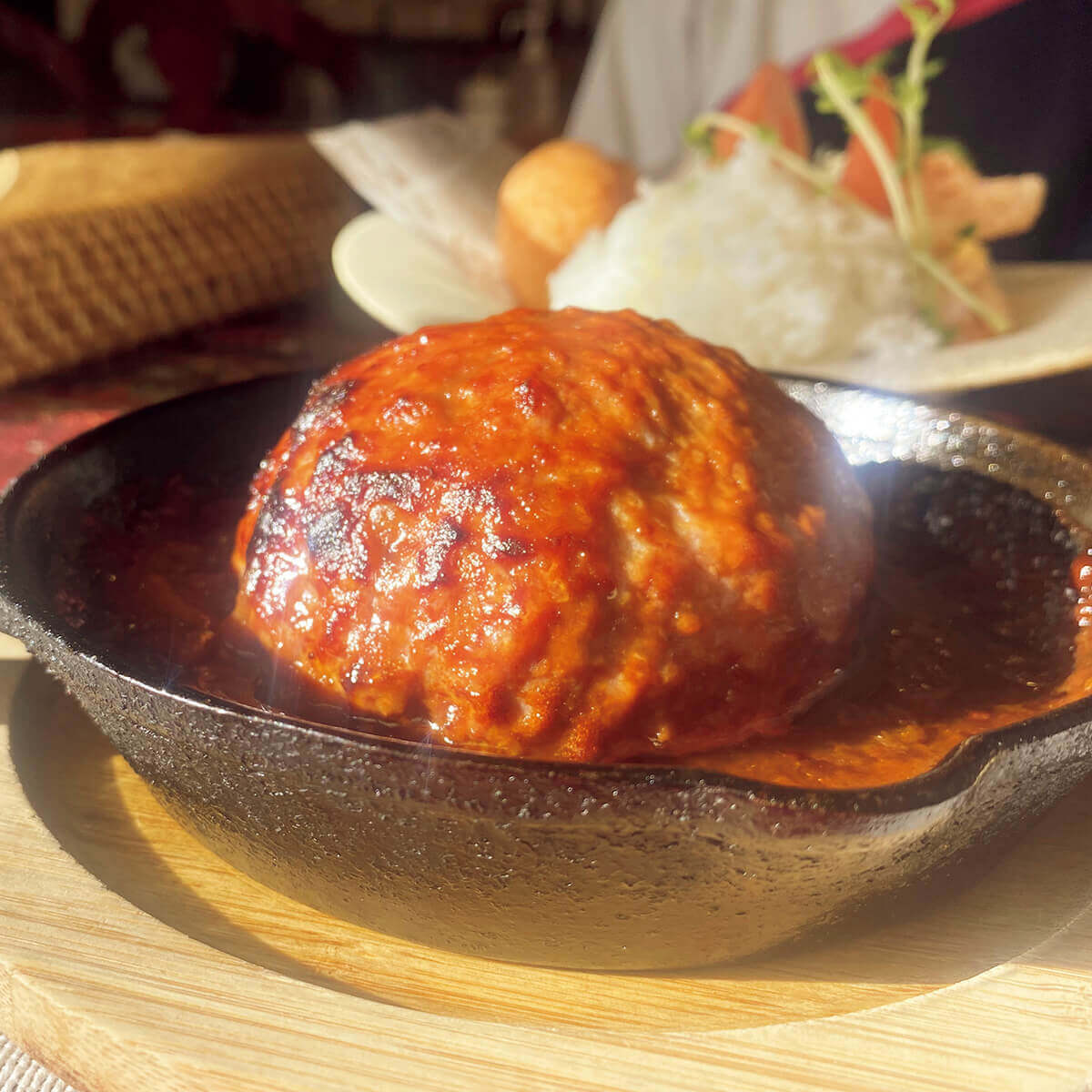 西尾久〈クールカフェ〉究極の塩麴フワトロハンバーグ