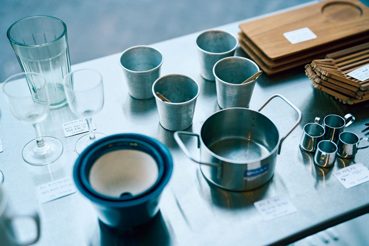 店で販売する雑貨や器