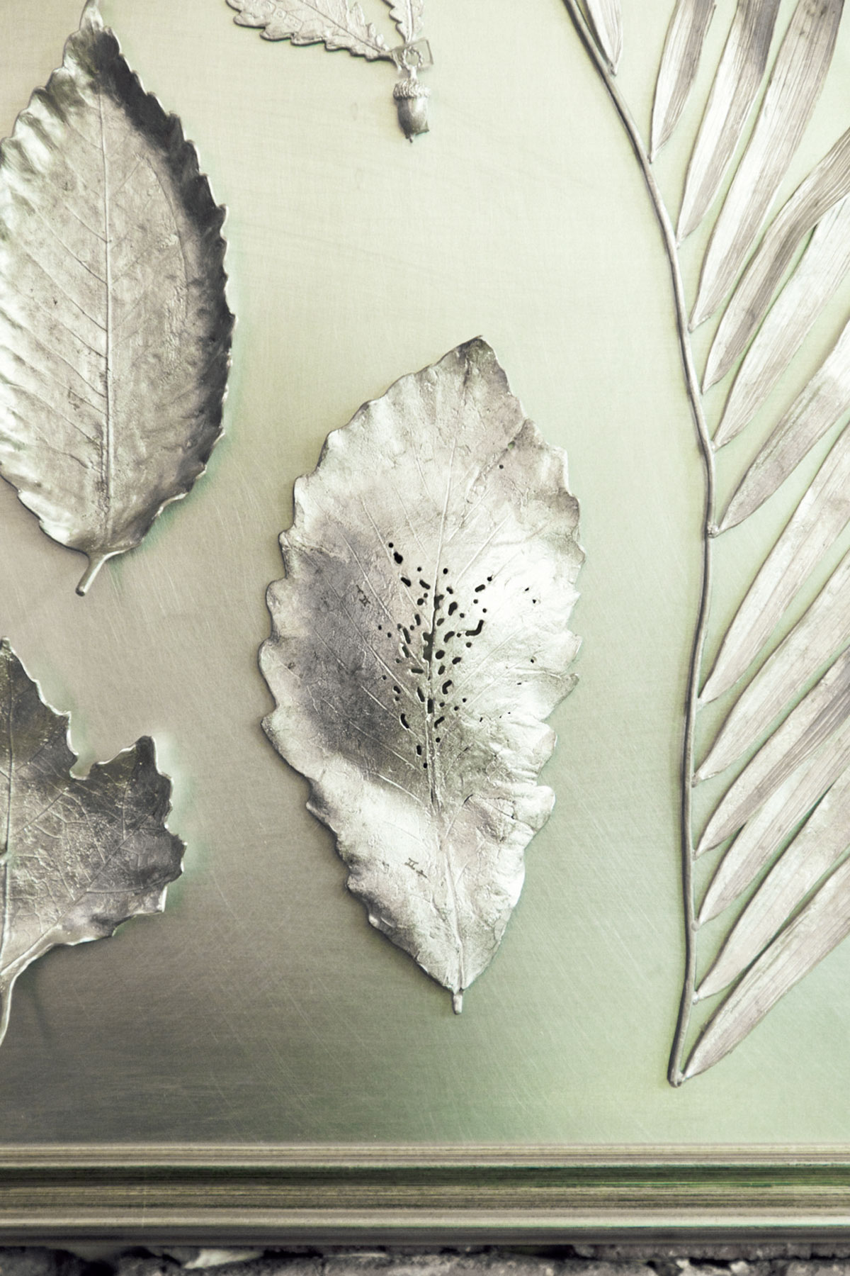 公園で拾った自然物を模した繊細な作品