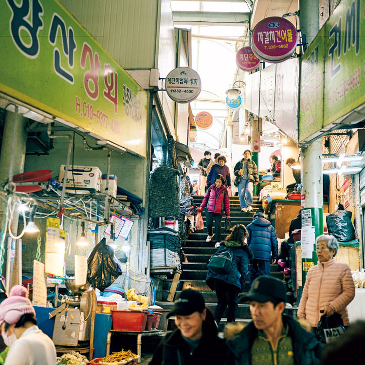 路地が入り組む亀浦市場