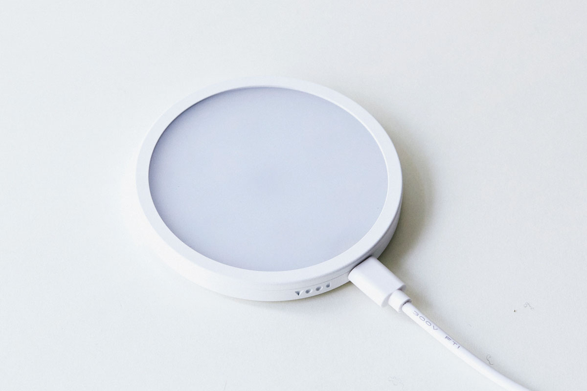 マグネットでメタルラックに貼り付けられる小型ライト、マグネットライトGスリム