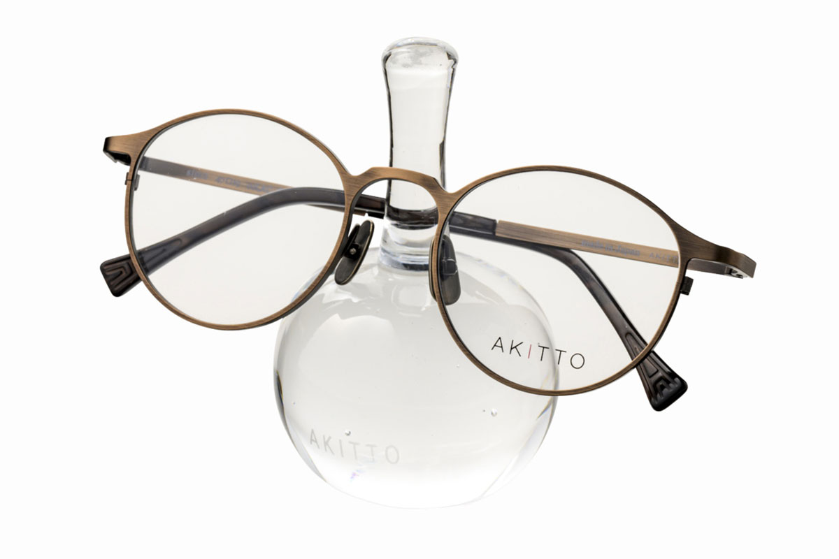 〈AKITTO〉のメガネスタンド
