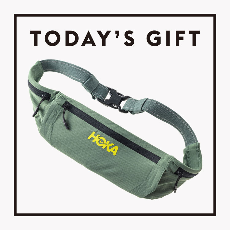 〈HOKA〉のランニングバッグ