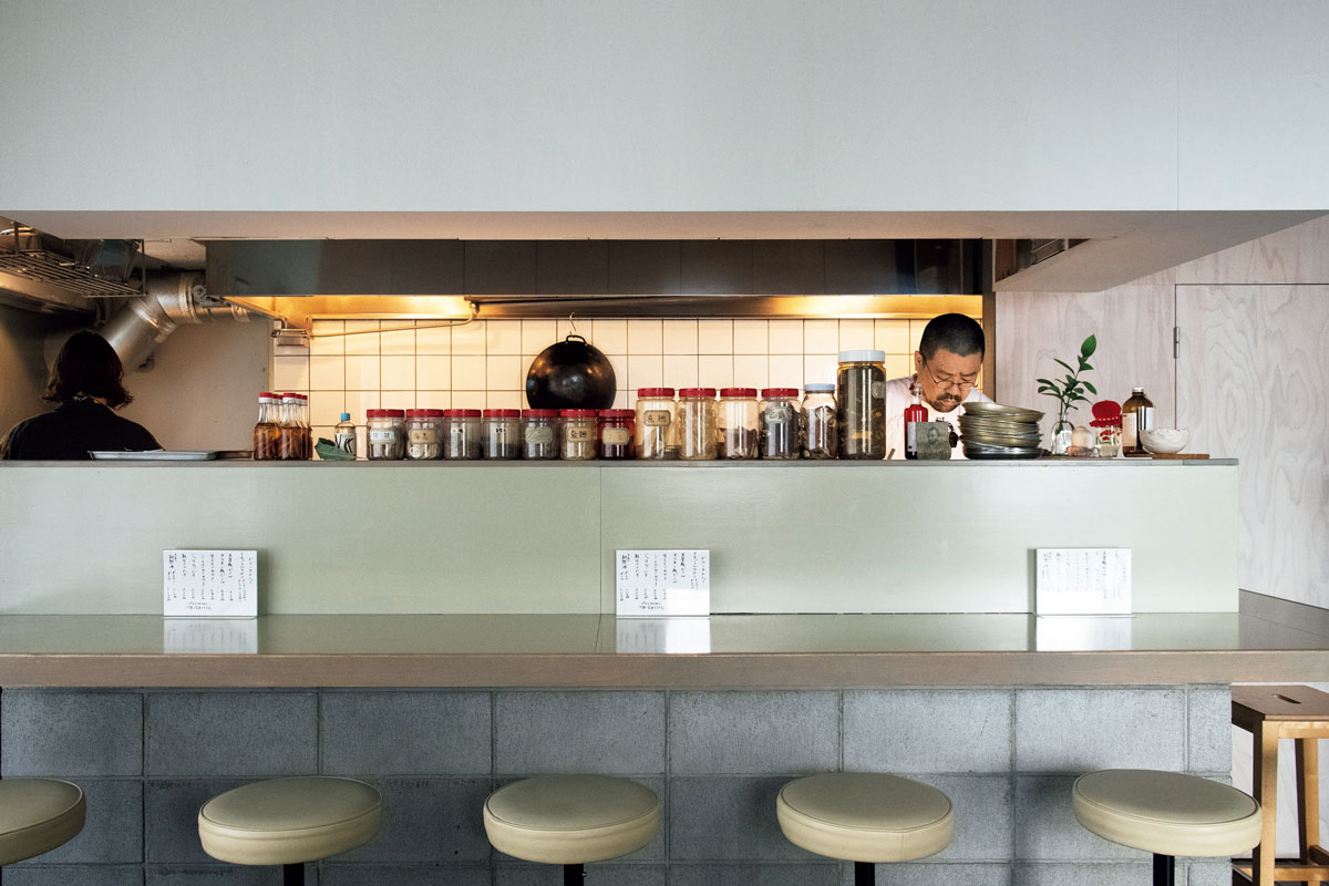 ピカピカの厨房に立つ田口さん