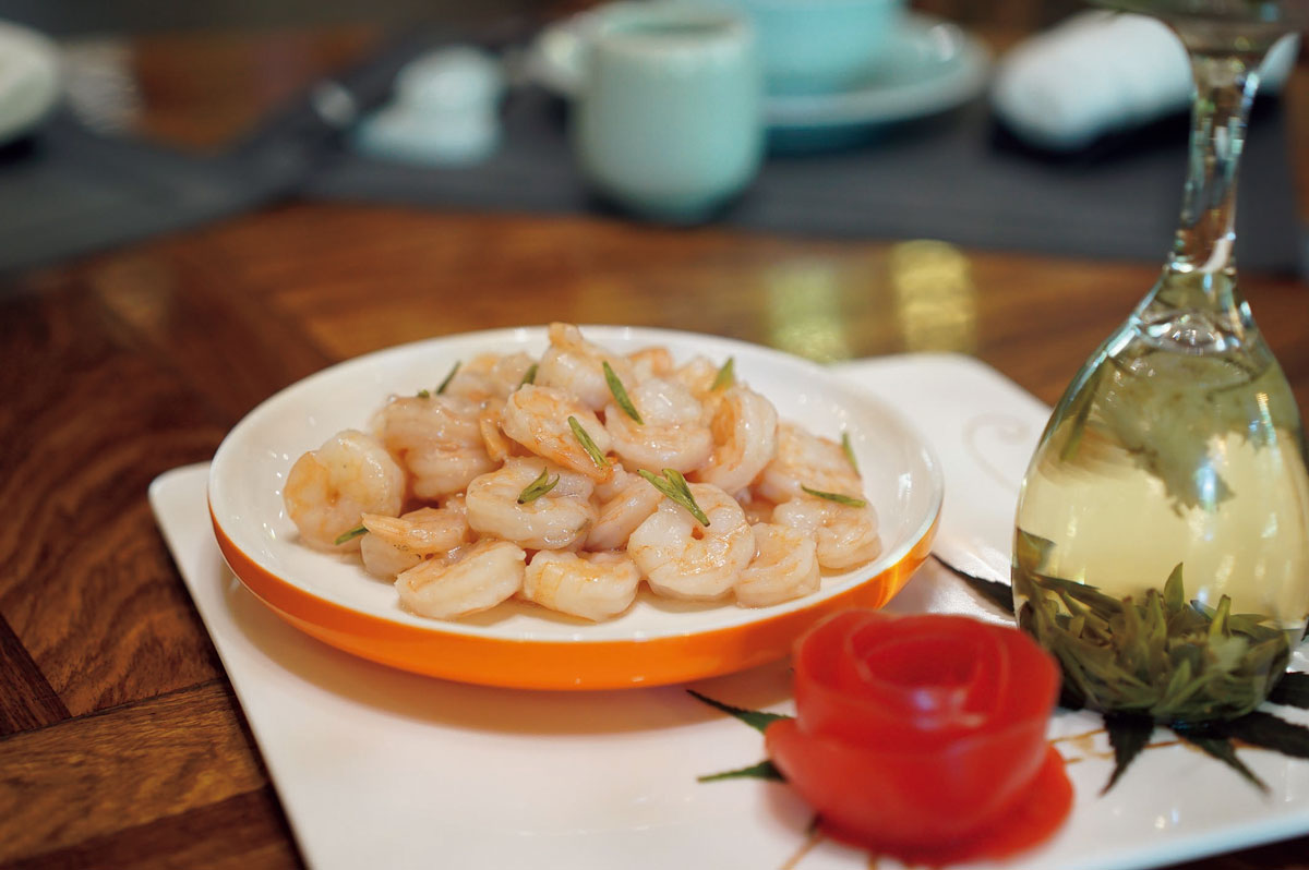 春に収穫した緑茶の新芽を使ったエビ料理