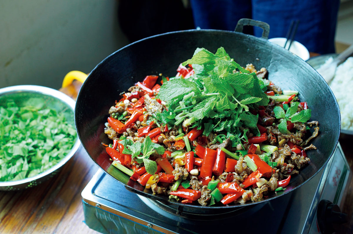 トン族という少数民族の鍋料理