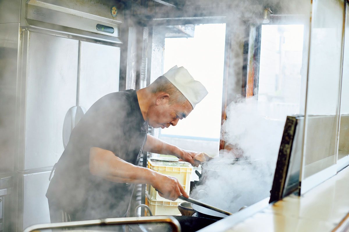 店主の堀岡盛さん