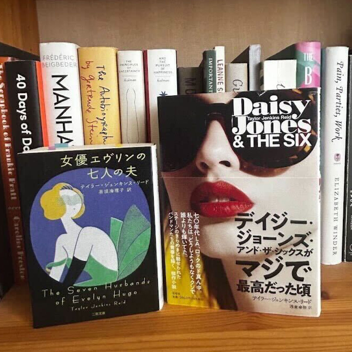 本棚に並んだ本