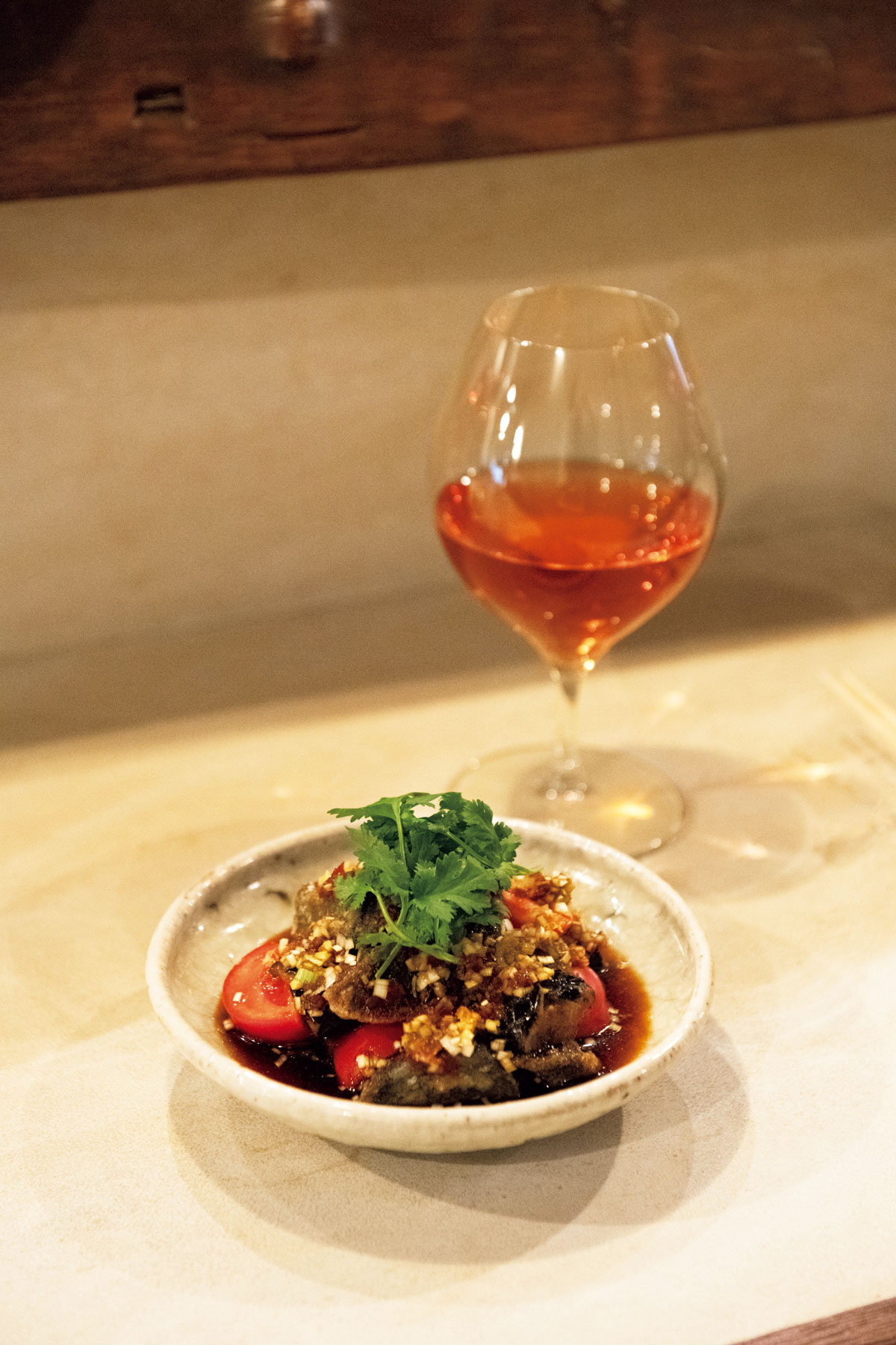 揚げピータンとフルーツトマトのバルサミコソースとグラスワイン