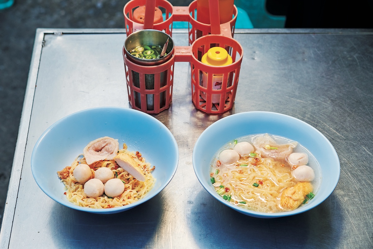 自家製卵麺を合わせたバミー（右）、汁なし（左）