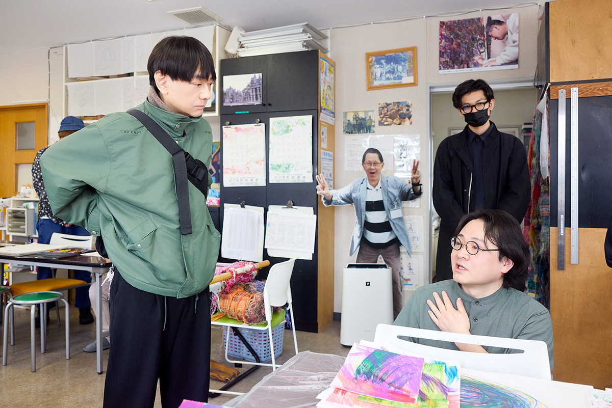 職員の話に熱心に耳を傾ける小山田圭吾