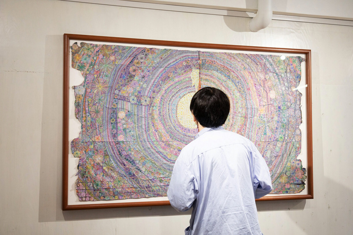 浅野春香さんの作品「ヒョウカ」を眺める小山田圭吾