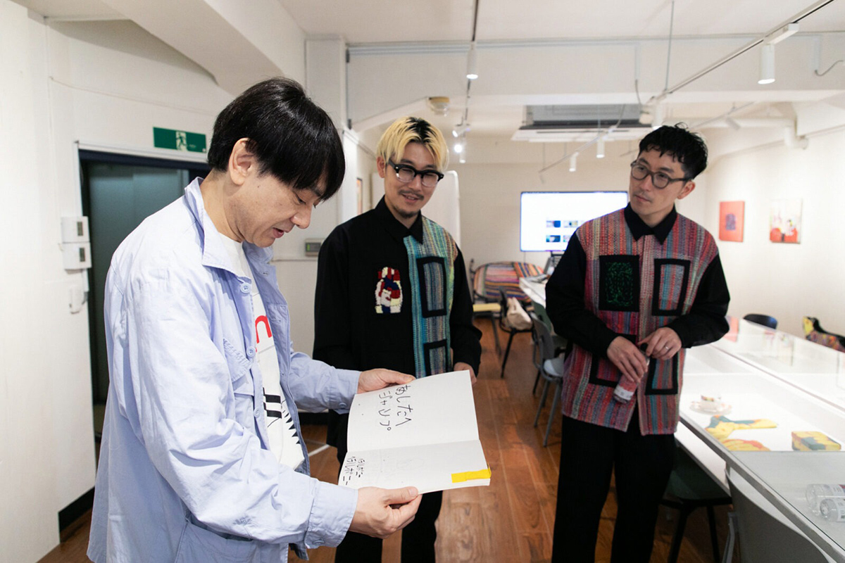 東京・銀座の常設店舗〈HERALBONY LABORATORY GINZA〉を訪れる小山田圭吾