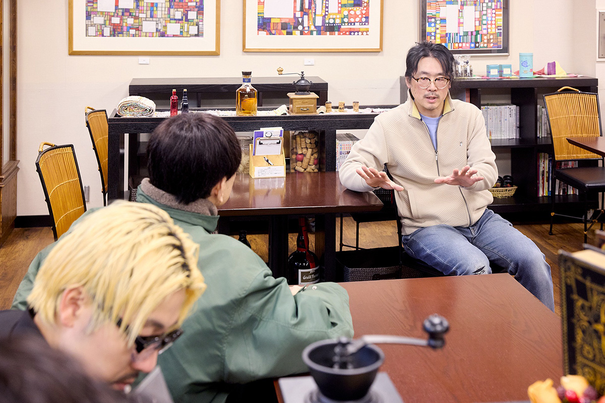 美術館のアートディレクター・板垣崇志さんに話を聞く小山田圭吾
