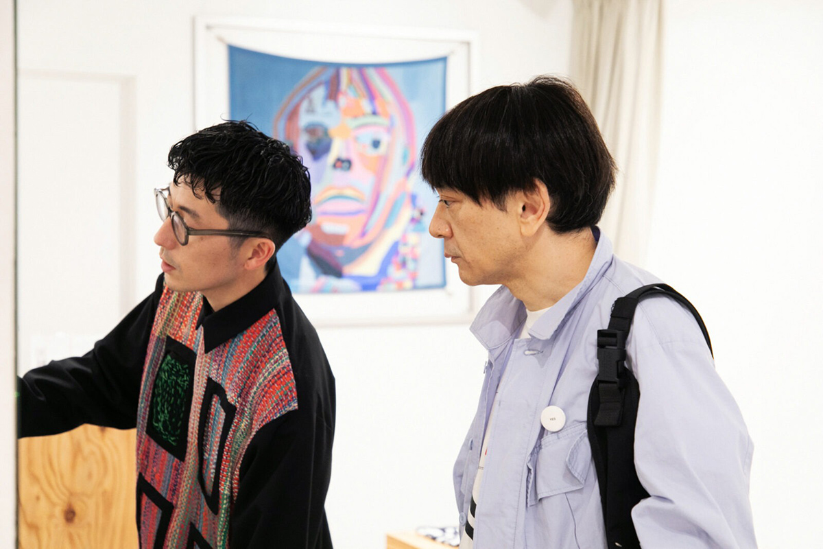 〈ヘラルボニー〉のプロダクトや作品に触れる小山田圭吾