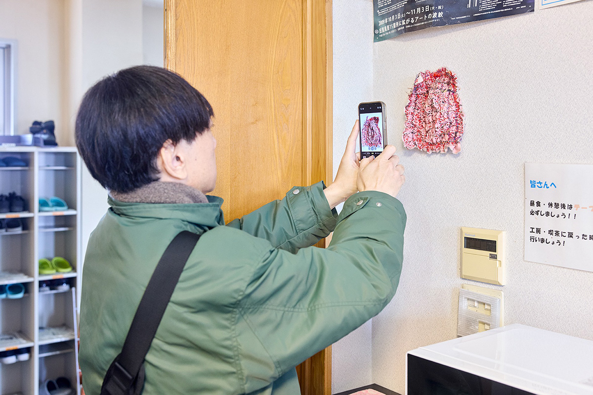 カッコいい！と、思わず作品にカメラを向ける小山田圭吾
