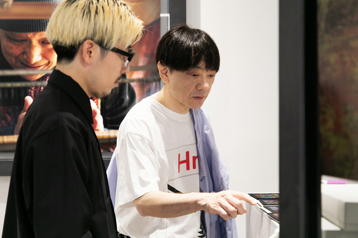 〈ヘラルボニー〉のプロダクトや作品に触れる小山田圭吾