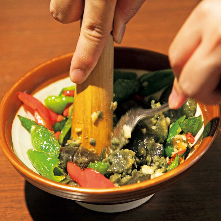 擂辣椒皮蛋／ピータンと唐辛子のつぶし和え