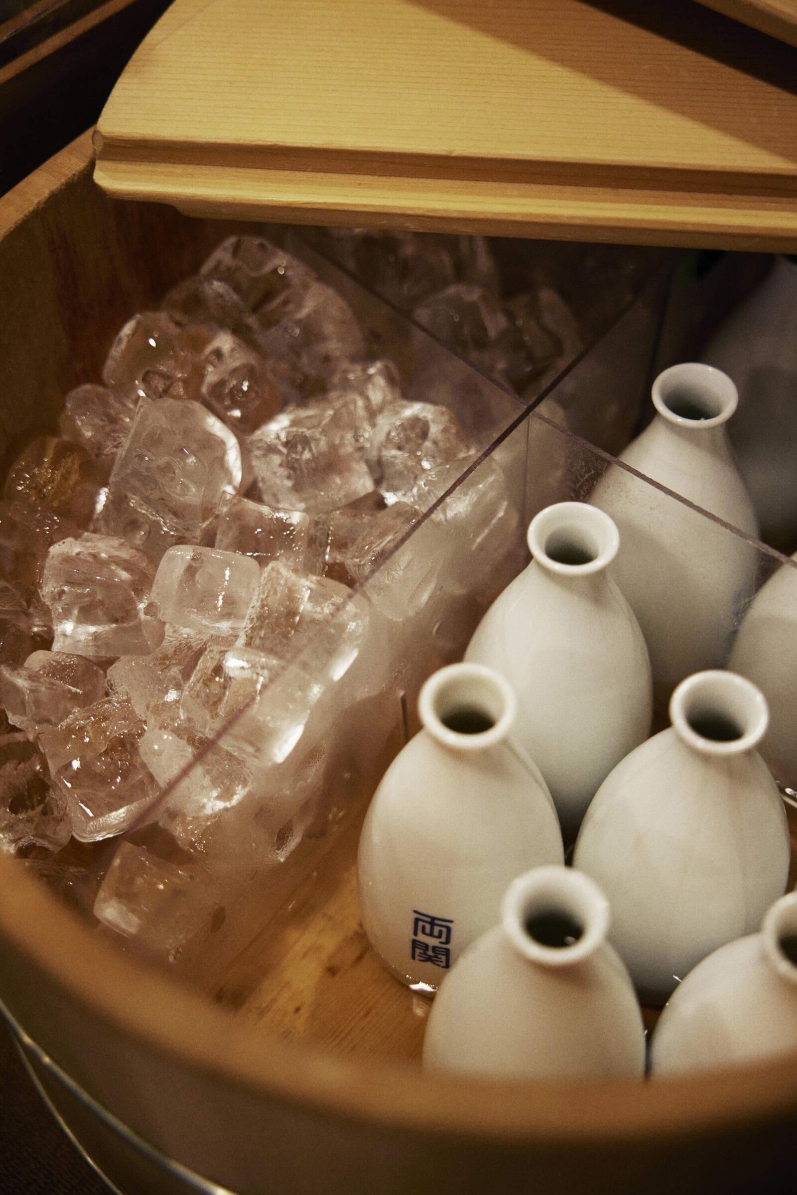 氷で冷やされた徳利