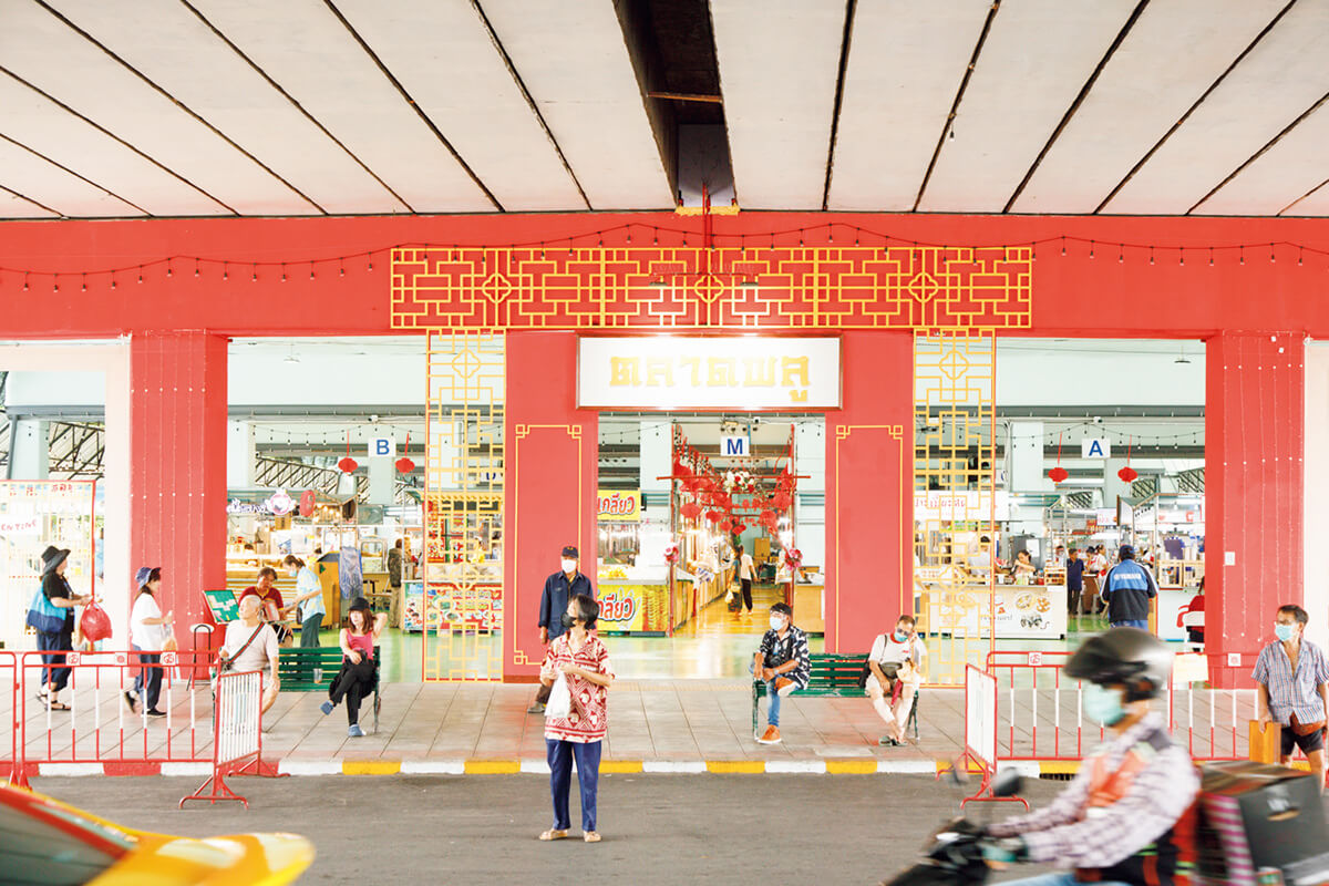 バンコク 国鉄タラート・プルー駅 高架下の市場