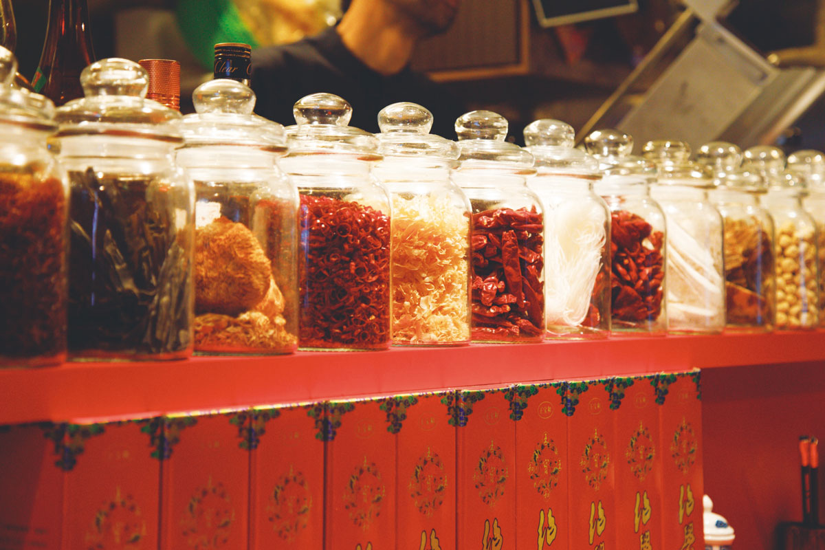 カウンターにずらりと並ぶ生薬とスパイスの瓶