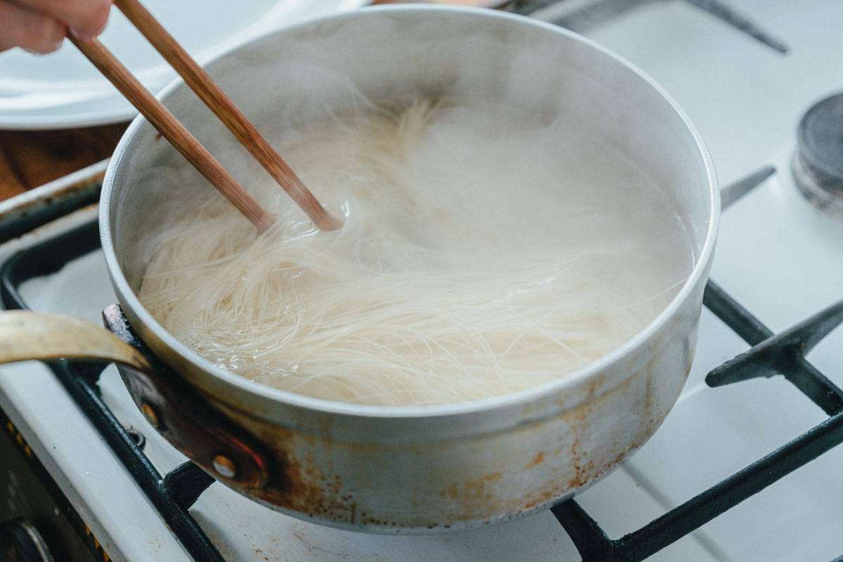 そうめんを茹でる様子