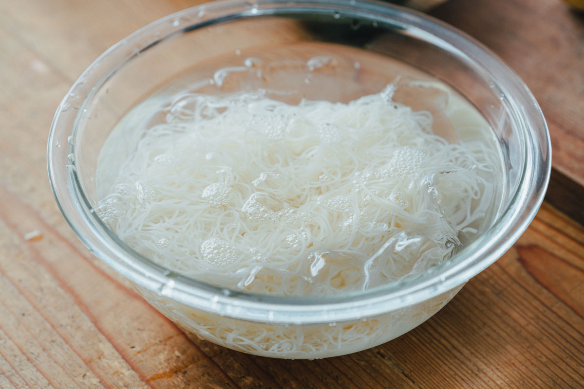 そうめんを冷やす様子
