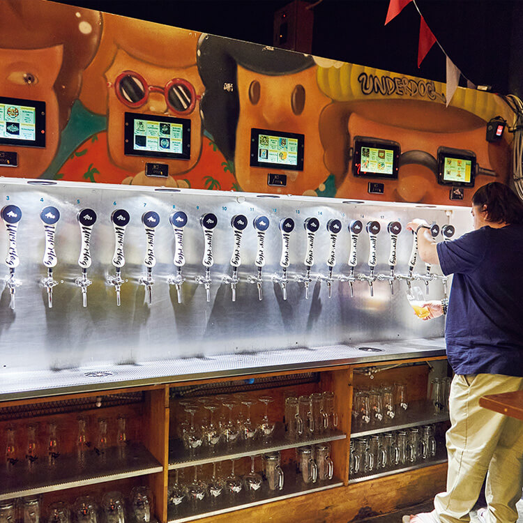 バンコク〈アンダードッグ・マイクロブルワリー〉店内セルフタップ