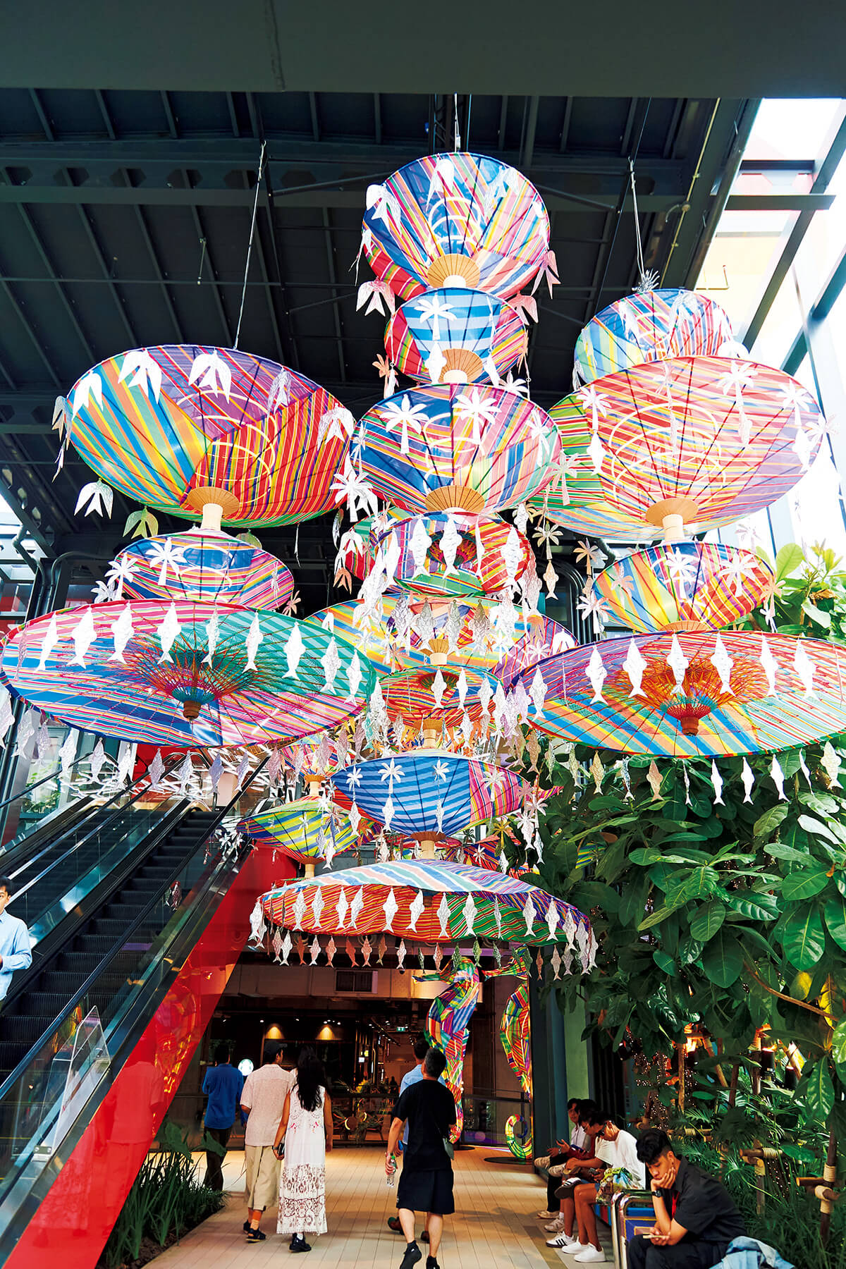 バンコク〈エムスフィア〉アンブレラ形シャンデリア