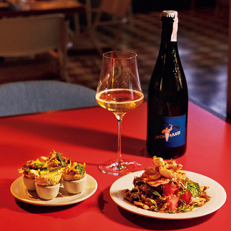 バンコク〈チャームクルン〉ナチュラルスパークリングワイン「ラ・シャルジュ」、カニのサラダ入りパニプリ