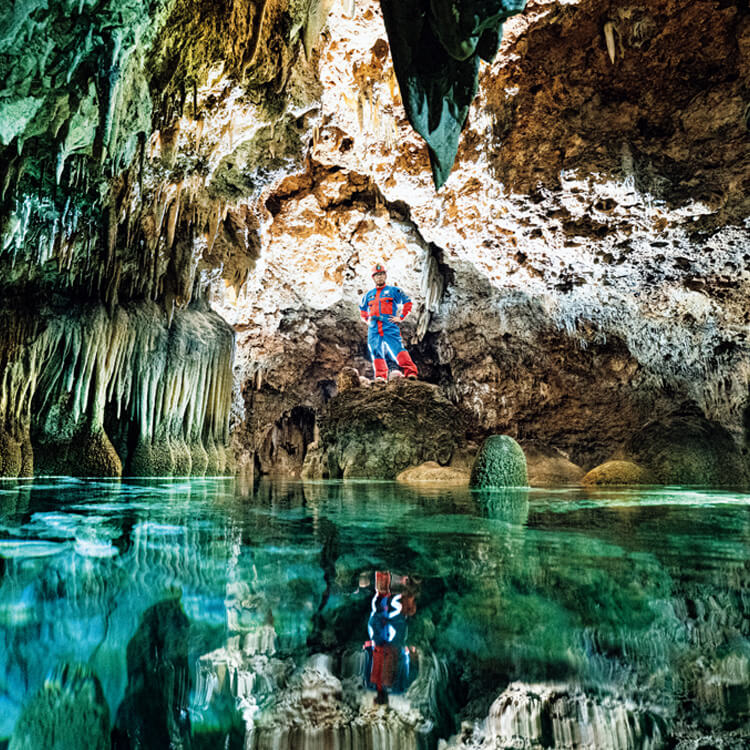 沖縄県南大東島の洞窟 洞窟探検家・𠮷田勝次