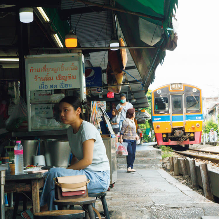 バンコク 国鉄タラート・プルー駅 鉄道市場
