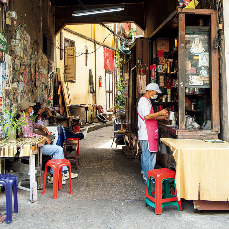 創業約80年、バンコクの老舗でタイコーヒーを味わう。ローカルに根付く極小カフェ〈GO CAFE〉