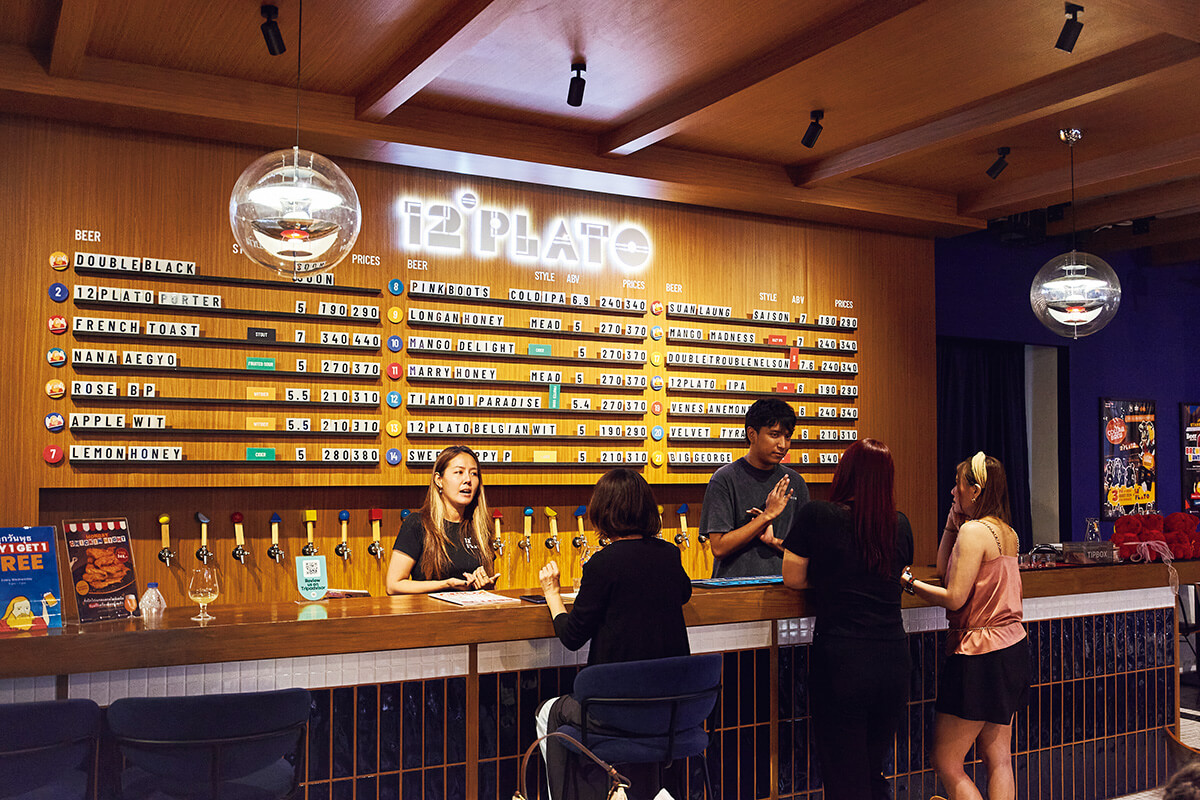 バンコク〈トゥエルヴ・プラトゥー・ブルーイング〉店内