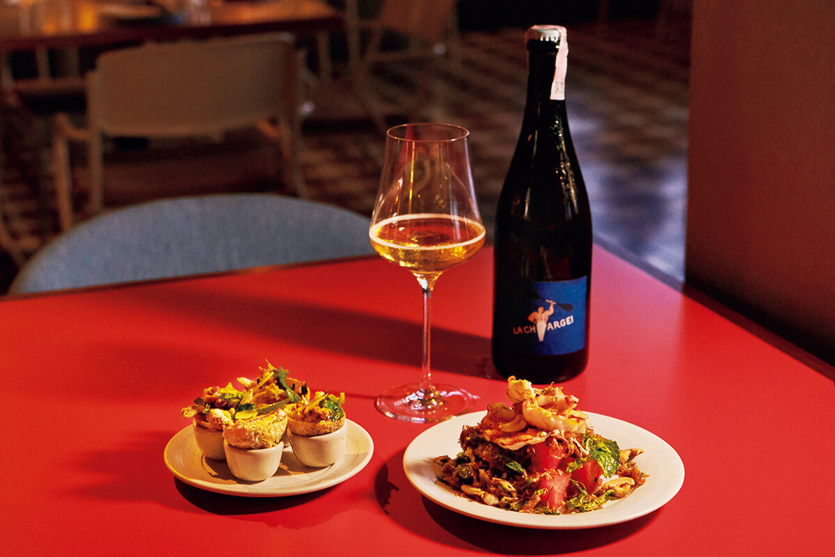 バンコク〈チャームクルン〉ナチュラルスパークリングワイン「ラ・シャルジュ」、カニのサラダ入りパニプリ