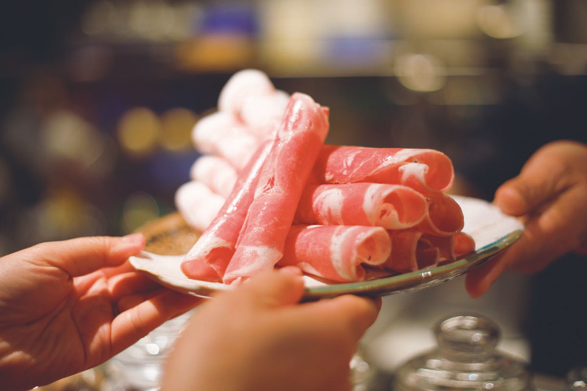 肉はその都度スライスするのが越智流