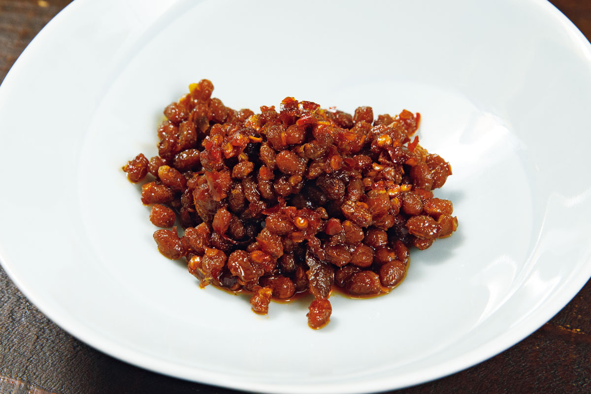 干した納豆風味の貴州豆豉を、唐辛子を加工した糍粑辣椒(ツーバーラージャオ)で炒めたもの