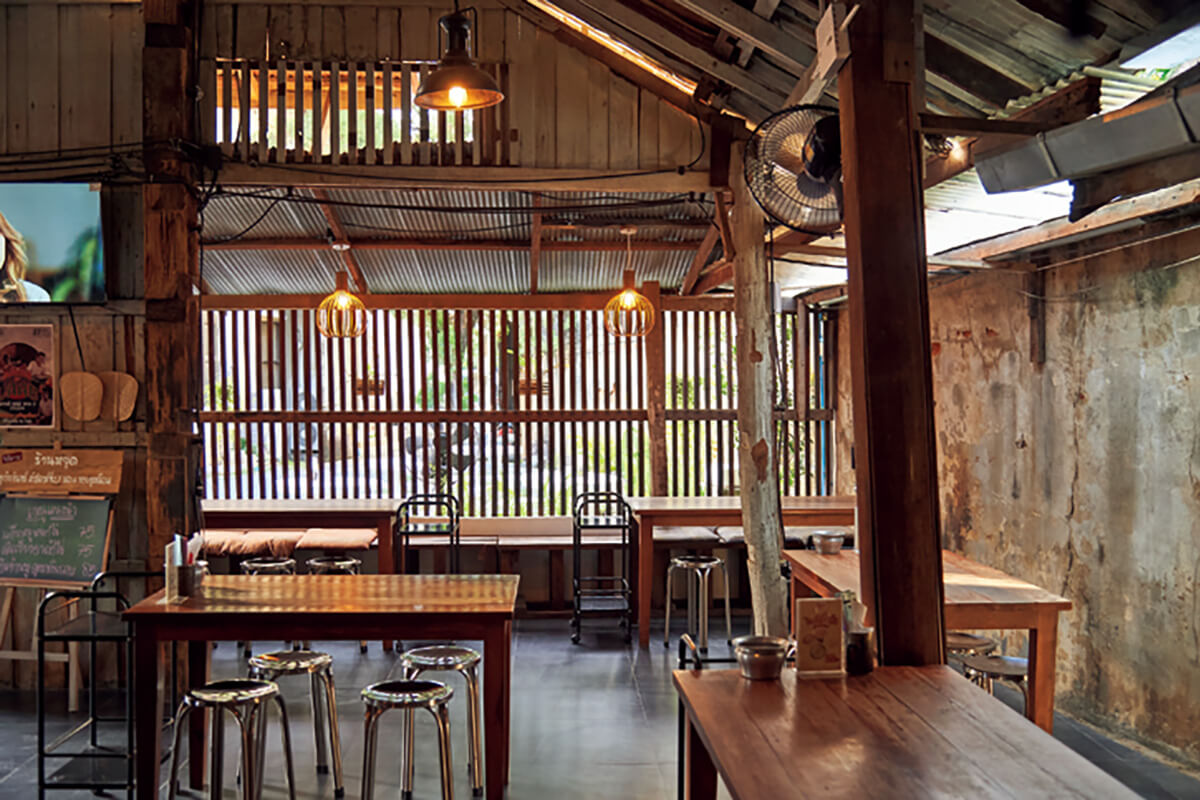 バンコク〈ウィティラープ・チャルンムアン〉店内