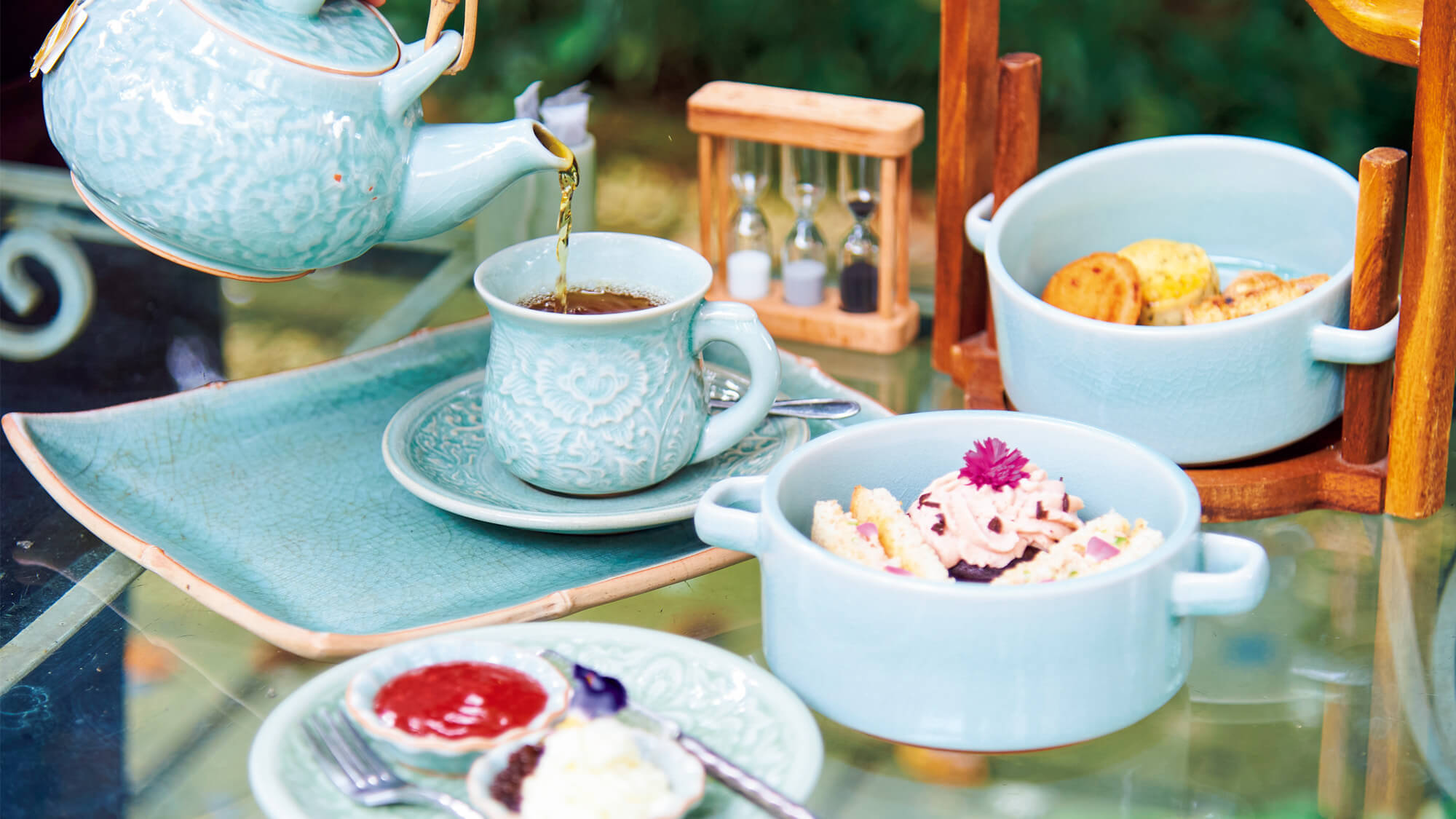 伝統的なセラドン焼きで優雅なティータイムを。オアシスを求めて