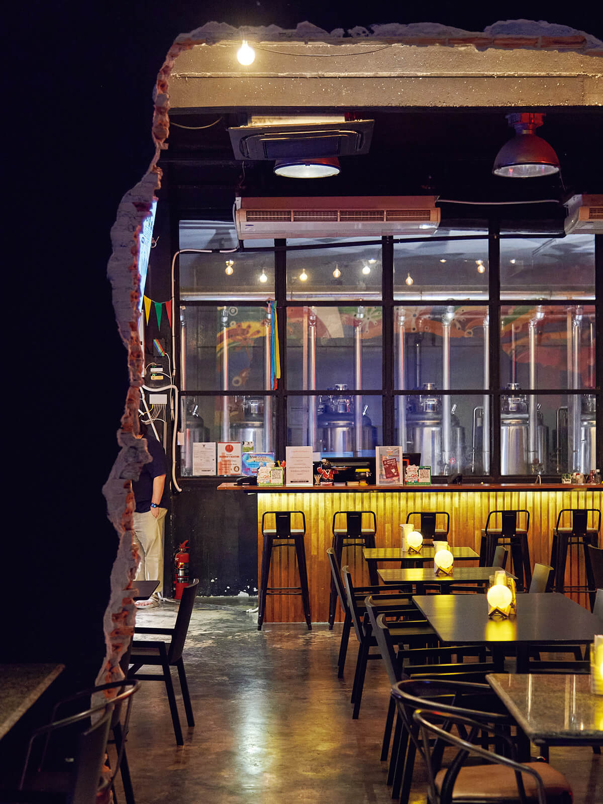 バンコク〈アンダードッグ・マイクロブルワリー〉店内