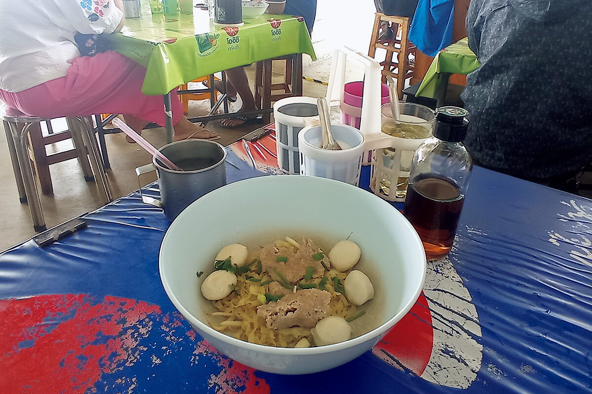 バンコク〈ジェー・クレーズ(チョンニウェット)ポーク・ヌードルス〉