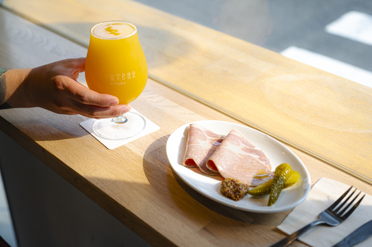 VERTERE Eifuku Taproomのビールと自家製ロースハムとピクルス
