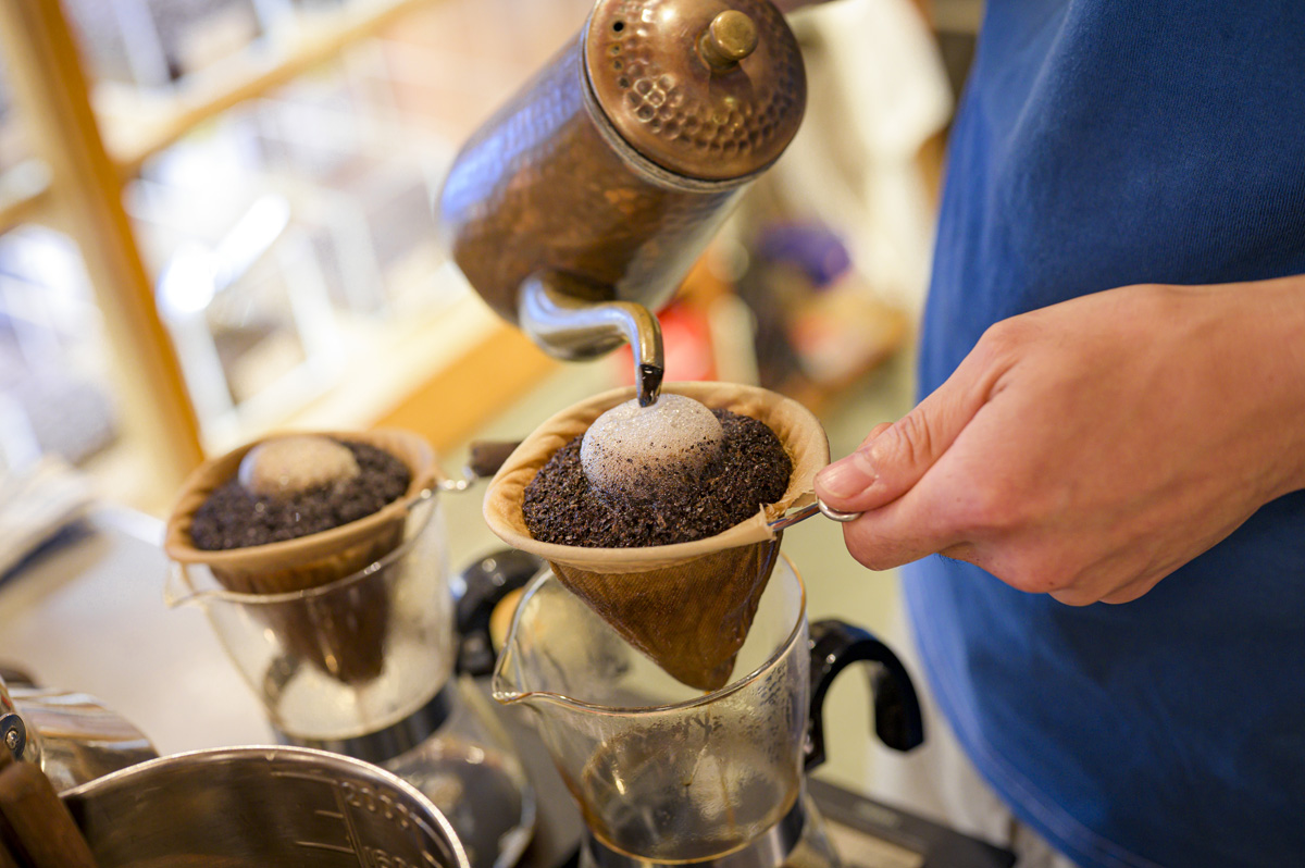 西永福Jalk Coffeeでネルドリップをする様子