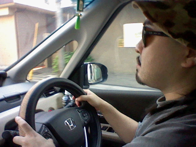 土屋さんの友人が車を運転する様子