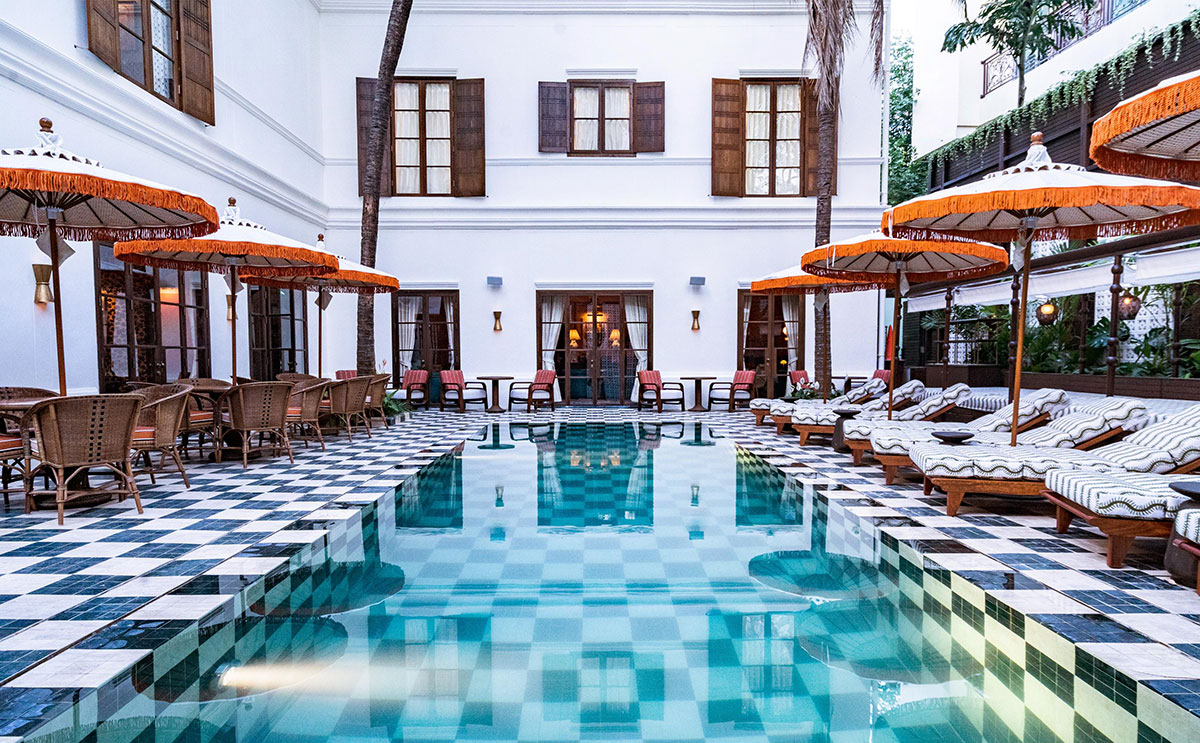 Soho House Bangkokのバーから続く1階のプール