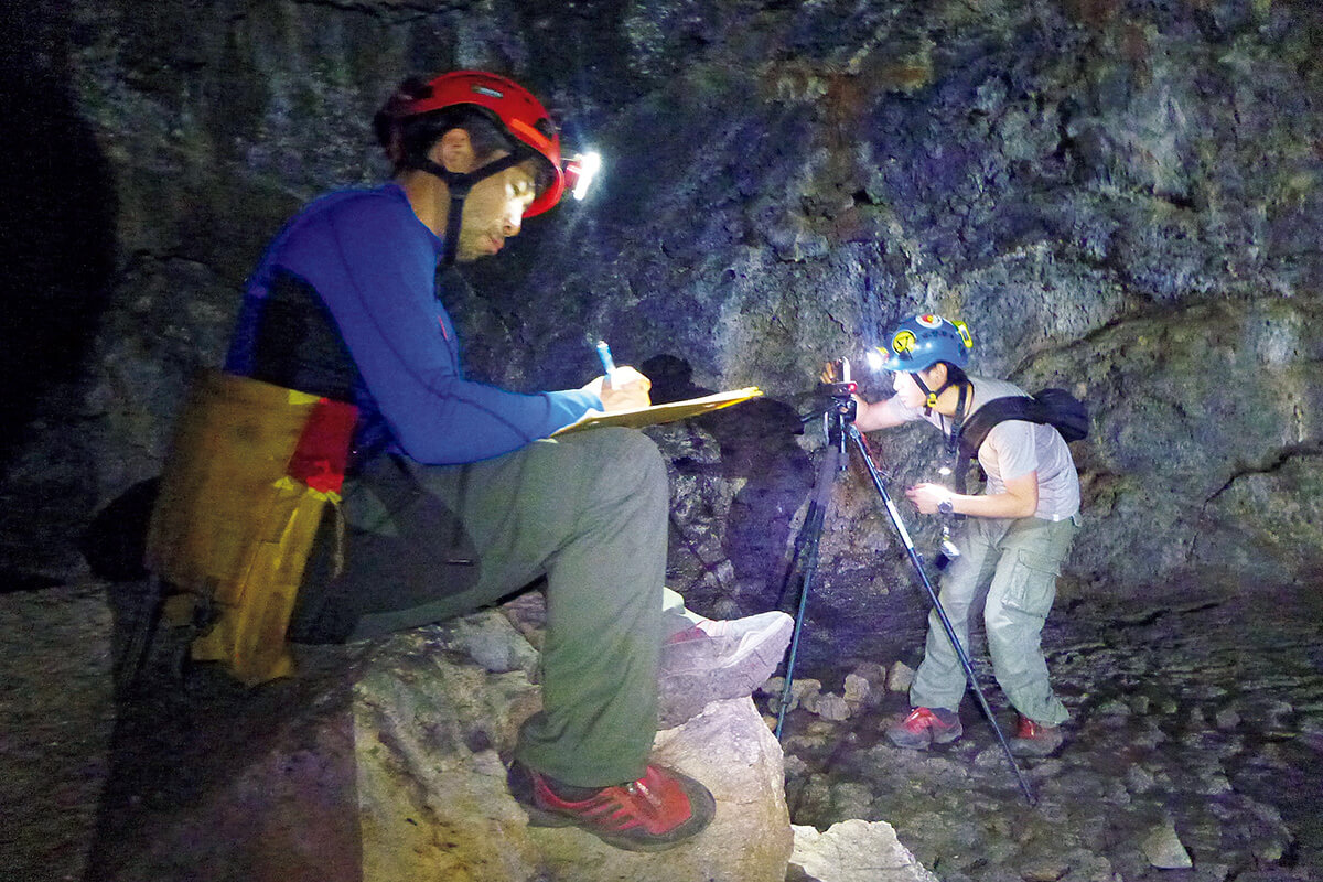 洞窟探検家・𠮷田勝次 洞窟内を測量する様子